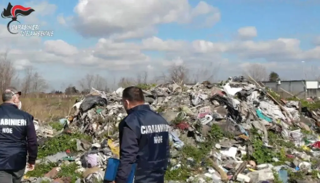 Rifiuti pericolosi, Carabinieri Noe sequestrano discarica abusiva di 1000 mq Rifiuti pericolosi, Carabinieri Noe sequestrano discarica abusiva di 1000 mq