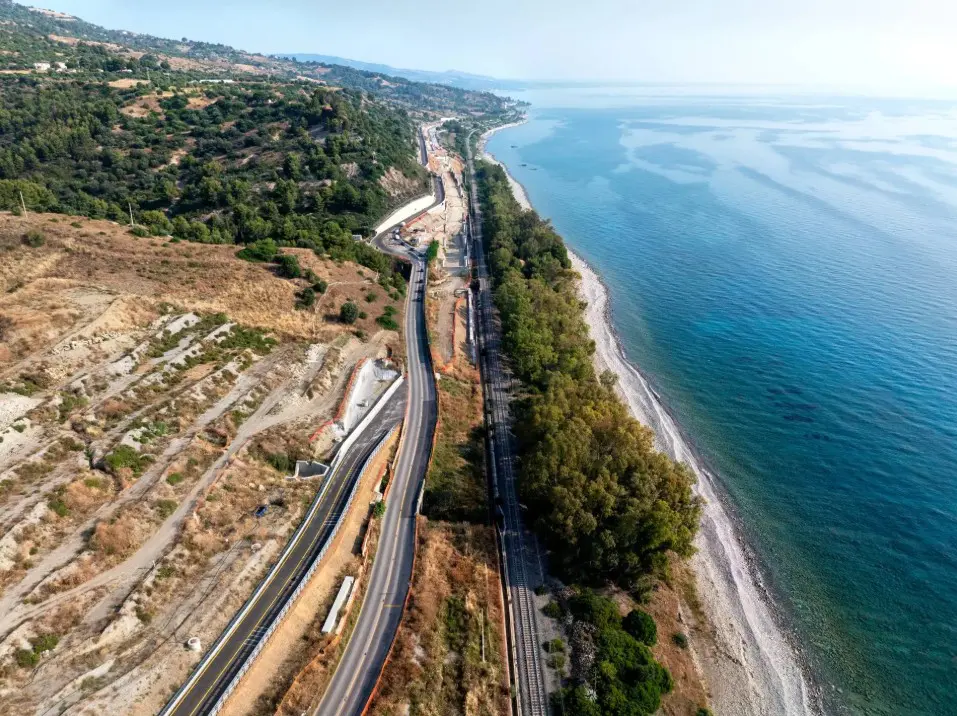 Statale 106 in Calabria, assegnati a Webuild ed Eteria due nuovi lotti Statale 106 in Calabria, assegnati a Webuild ed Eteria due nuovi lotti