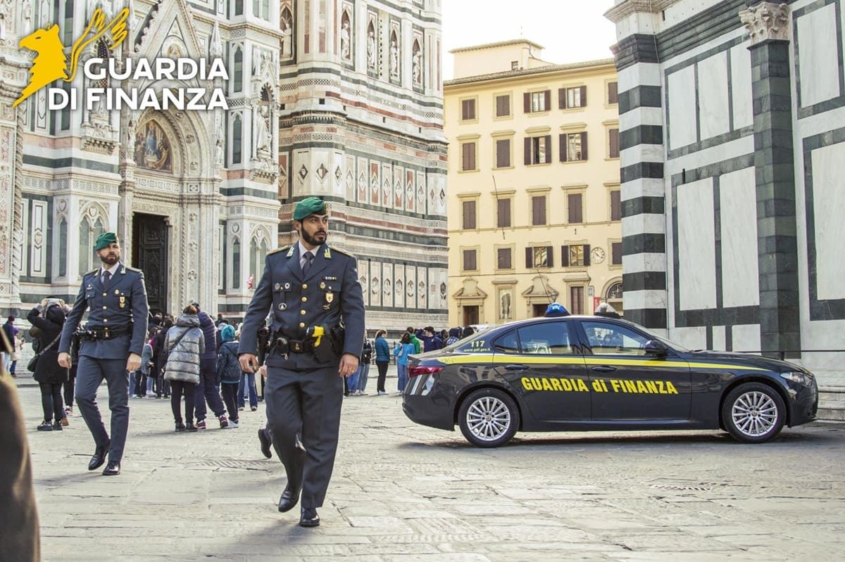 Firenze, scoperto un sistema di contrabbando per oltre 100 milioni di euro Firenze, scoperto un sistema di contrabbando per oltre 100 milioni di euro