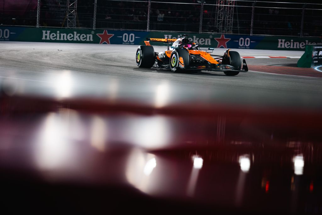 A Las Vegas fondo McLaren irregolare, squalificati Norris e Piastri A Las Vegas fondo McLaren irregolare, squalificati Norris e Piastri