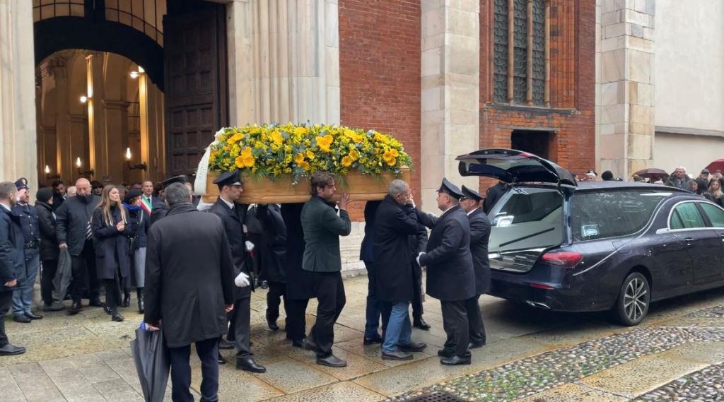 Ultimo saluto di Milano a Ornella Vanoni, la nipote Camilla intona “Senza fine” Ultimo saluto di Milano a Ornella Vanoni, la nipote Camilla intona “Senza fine”
