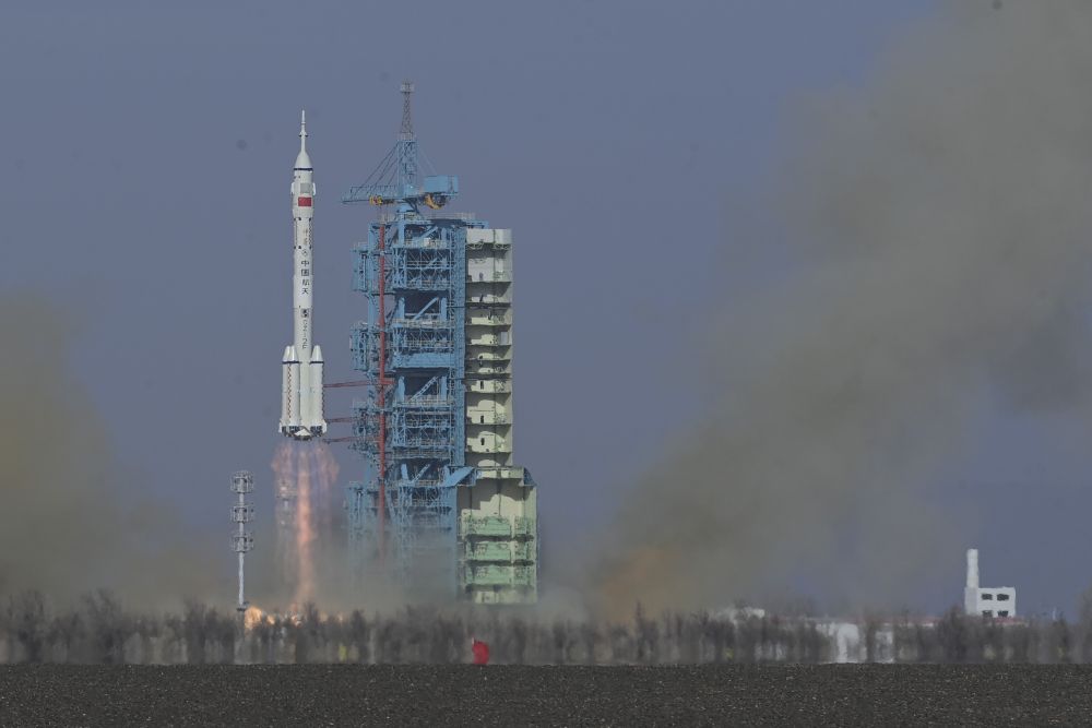 Cina, lanciata la navicella Shenzhou-22 Cina, lanciata la navicella Shenzhou-22