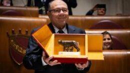 Carlo Verdone sindaco di Roma, la giornata finisce con la Lupa Capitolina