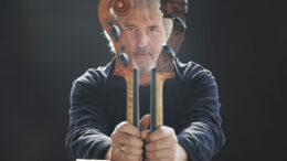 Bach, 2 violoncelli piccoli, 4 mani, 9 corde