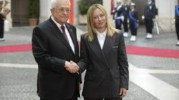 Meloni riceve Abu Mazen: “Consolidare cessate fuoco e avviare ricostruzione Gaza”
