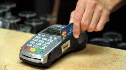 Collegamento cassa-Pos, obbligo dal 2026: i timori degli esercenti