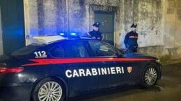 Bimbo di 8 anni trovato morto in casa, corpo della madre in mare: l’allarme del padre