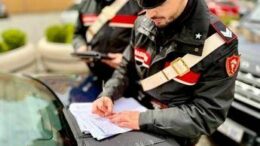 Roma, 14enne alla guida di auto a noleggio rubata: non si ferma all’alt e provoca incidente