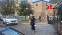 La suora-vigilessa che risolve gli ingorghi al Colosseo, per i cittadini “è punto di riferimento”