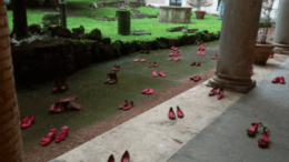 Violenza su donne, a Palazzo San Macuto inaugurata installazione ‘Zapatos Rojos’