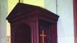 Allarme esorcisti: “Dalle feci al sesso in chiesa, non c’è più limite al sacrilegio”