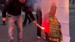 Roma, manifestanti ProPal bruciano immagine Crosetto: “Non ci arruoliamo”