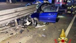 Auto si schianta contro guardrail e si spezza in due: miracolosamente illeso conducente