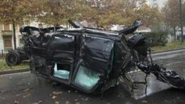 Scontro tra due auto a Milano: morto 20enne, quattro i feriti
