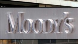 Moody’s alza il rating dell’Italia a Baa2: outlook passa a stabile