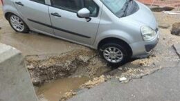 Napoli, si apre voragine in Via Appia: coinvolte almeno 4 auto nel crollo