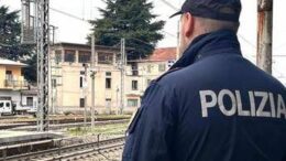 Dalle monetine a terra al bagaglio ‘matrioska’: ecco i trucchi dei ladri sui treni