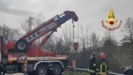 Incidente a Pordenone, bus di studenti finisce in un fosso: 3 feriti