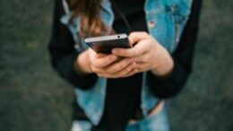 Smartphone in tasca o sul comodino fa male? La lezione del prof Schettini sul cellulare