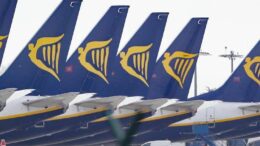 Ryanair, stop ai biglietti cartacei: da mercoledì carte d’imbarco solo digitali