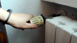 Termosifoni, accesi o spenti di notte? Cosa è meglio e cosa fa risparmiare
