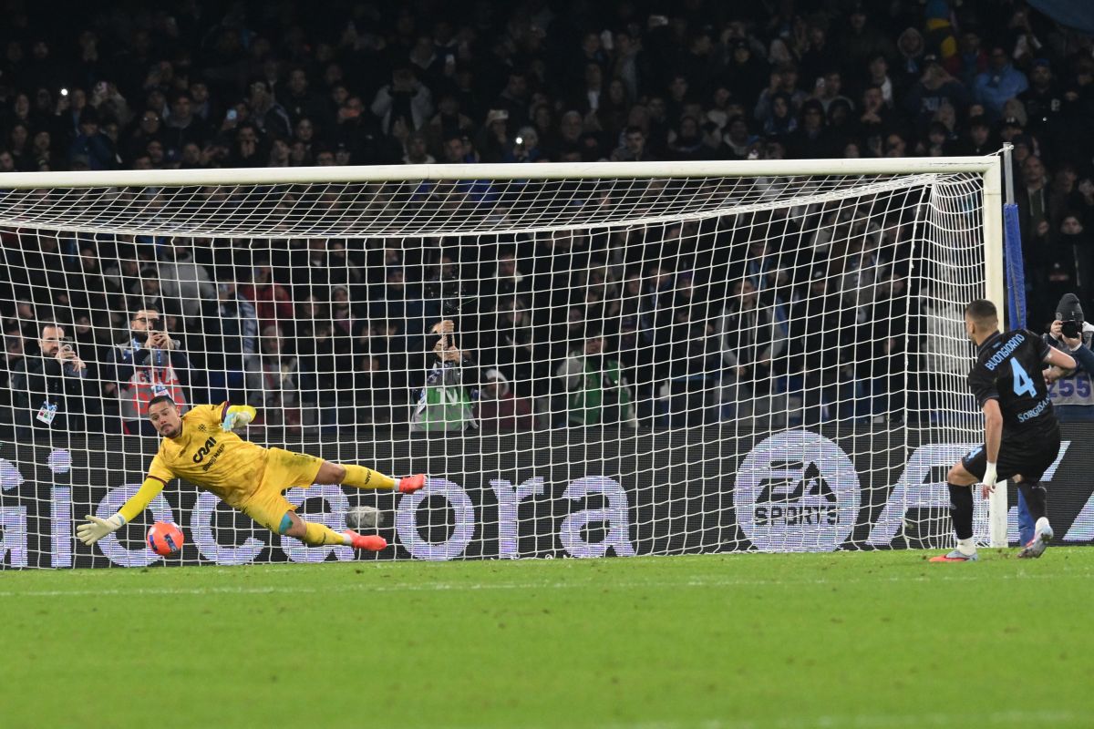 Napoli ai quarti di Coppa Italia, il Cagliari si arrende ai rigori Napoli ai quarti di Coppa Italia, il Cagliari si arrende ai rigori