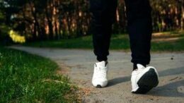 Natale e Capodanno, camminare 2 minuti dopo i pasti aiuta (non solo) il cuore