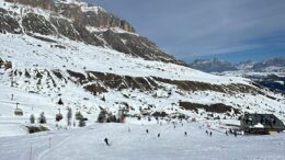 Montagna, aumenti del 4% per gli skipass: la mappa dei prezzi 2025-2026 sulle piste