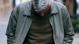Capelli grigi e bianchi, non è solo questione di età: le cause e gli studi