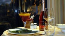 Cenone di Capodanno, da numero bicchieri a centimetri tra i piatti: 5 errori da evitare a tavola