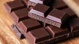 ‘Più giovani’ con il cioccolato fondente, lo studio