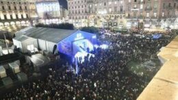 Milano, Duomo in tilt per l’Albero di Natale: folla, code e proteste: “Situazione fuori controllo”