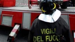 Bari, incendio in centro logistico. Fiamme alte fino a 10 metri
