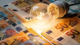 Bollette della luce, in arrivo il bonus di 55 euro contro il caro energia