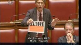 Manovra, Magi con cartello ‘vendesi’ in Aula: “Democrazia parlamentare sta marcendo”