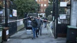 Milano, giovane donna trovata morta in cortile
