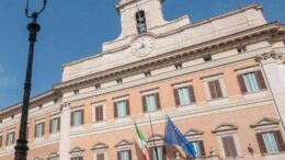 Manovra, ok Camera alla fiducia. Giorgetti: “Pensioni? Vedremo nel 2026”