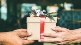 Natale, regali a rischio esplosione? La minaccia dietro smartphone e pc