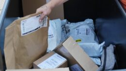 Dazi, tassa Ue temporanea di 3 euro sui piccoli pacchi