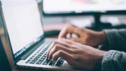 In Italia si può aprire una società online da anni, ma quasi nessuno lo sa. LexDo.it sta cambiando le regole