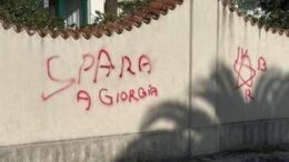 ‘Spara a Giorgia’, la scritta firmata Br contro Meloni su un muro a Pietrasanta: indaga la polizia