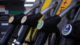 Benzina e diesel, prezzi calano ancora: verde ai minimi da oltre 4 anni