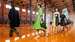 Prada chiude deal con Versace, l’operazione che ridisegna il lusso