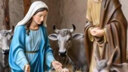 Si finge statua e si nasconde nel presepe, il sindaco scopre il latitante