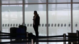 Caro voli, ecco quanto costa viaggiare in aereo per Natale e Capodanno