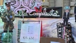 Scala, la protesta prima dell’evento: Meloni e ministri ritratti con l’elmetto