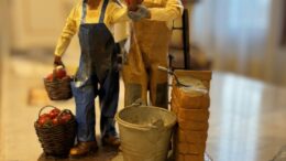 UN DONO AL PATRIARCA MONS. FRANCESCO MORAGLIA DA CONFARTIGIANATO E COLDIRETTI VENEZIA: UNA STATUINA PER IL PRESEPE 2025 CHE  RAPPRESENTA I TEMI DELL’INTEGRAZIONE E DELLA SICUREZZA SUL LAVORO