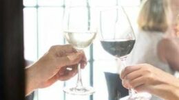 A cena con un’altra donna, moglie lo scopre da video spot ristorante e lo lascia