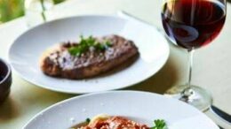 Carne, vino, pasta: le regole a tavola per vivere meglio (e di più)