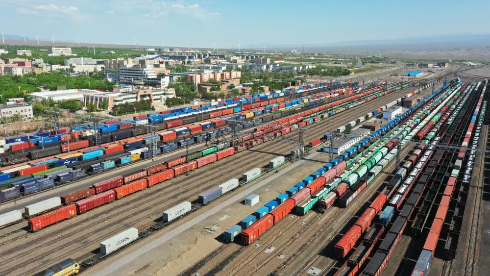 Cina, numero record di treni merci per l’Europa dal porto di Alashankou Cina, numero record di treni merci per l’Europa dal porto di Alashankou